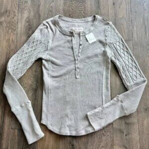 We The Free Twisted Cable Cuff Henley Shirt Size M Spiderweb Gray Thermal NWT